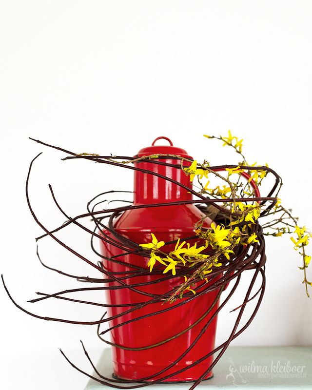 urndecoratie_melkbus_forsythia_witte_achtergrond_lr.jpg
